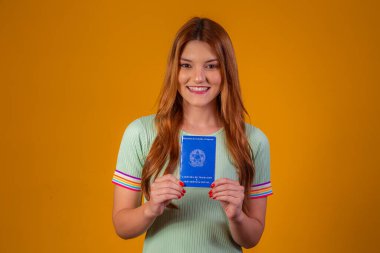 Belge işi ve sosyal güvencesi olan Brezilyalı kızıl saçlı kadın, (Çalışma Kartı ve Sosyal Güvenlik)