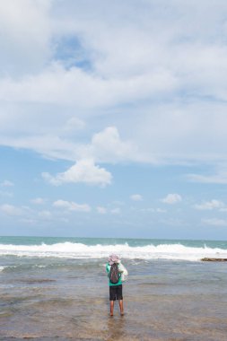 Denizde oltayla balık tutan bir adam.