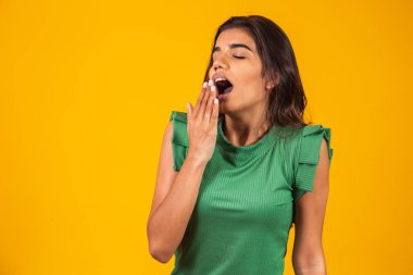 Genç bitkin kız esniyor