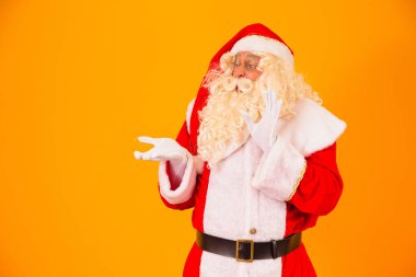 Noel Baba mesaj için uzayı işaret ediyor. İndirim, pazarlama, satış, reklam, hediyeler, hediye satma zamanı! Noel geliyor.