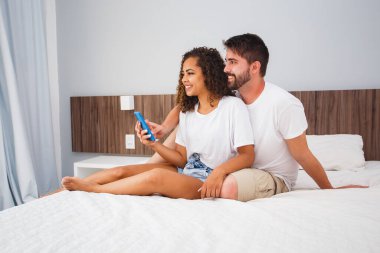 Otel ya da motel odasında birbirine aşık bir çift. Sevgililer Günü