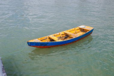 Okyanustaki bir kanonun havadan çekilmiş fotoğrafı.