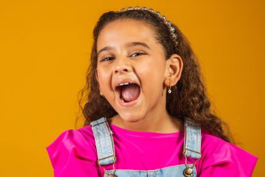 Mutlu dalgalı saçları olan sevimli bir çocuk..