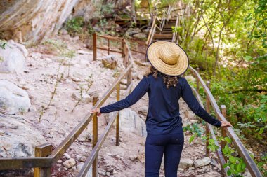 Sırt sırta genç bir kadın yolda seyahat ediyor. Gezgin kadın. seyahat