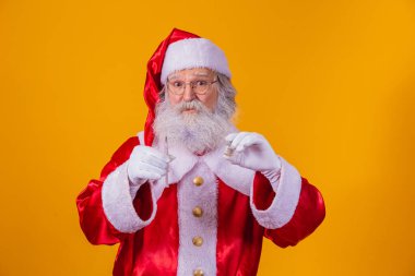 Elinde şırınga ve aşı olan Noel Baba. Noel Baba 'nın elinde covid aşısı