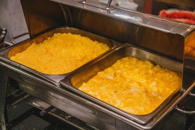 Meyve ve ziyafetle otel kahvaltısı.