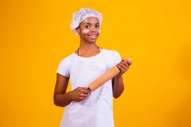 Sarı arka planda pizzacı kız elinde oklavayla.