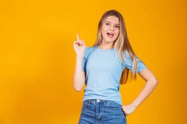 Fikir işaretiyle güzel, etkileyici bir esmerin portresi..