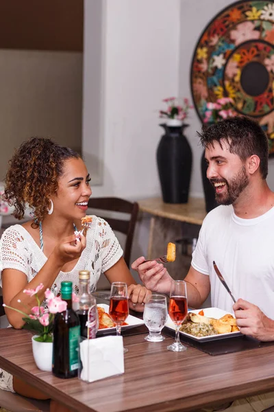 Genç Aşıklar Restoranda Yemek Yiyorlar — Stok fotoğraf