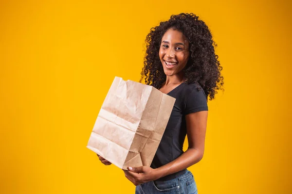 Ung Afrikansk Amerikansk Kvinna Håller Bort Papperspåsen Ler Glad Gul — Stockfoto