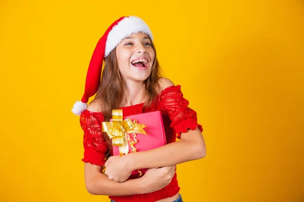 Nadšený Malý Kavkazský Dívka Otevřenou Pusou Drží Vánoční Dárek — Stock fotografie
