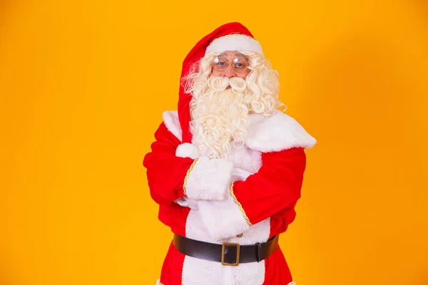 Santa Claus Zkříženými Pažemi Žlutém Pozadí — Stock fotografie