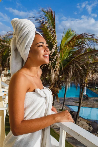 Afro Vrouw Het Balkon Van Het Hotel Door Ochtend Handdoek — Stockfoto
