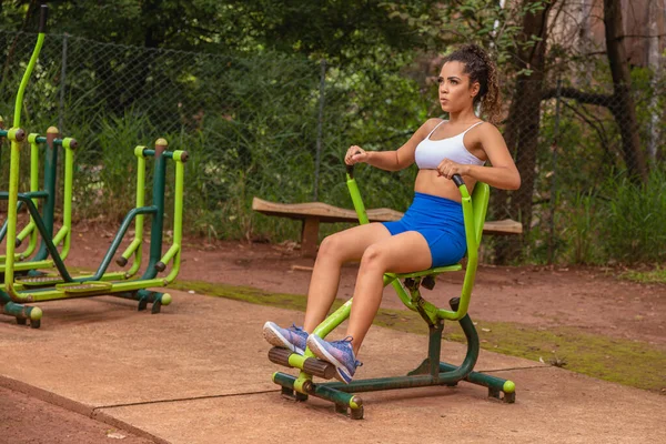 Mujer Joven Haciendo Ejercicio Parque Mujer Joven Haciendo Ejercicio Musculación — Foto de Stock