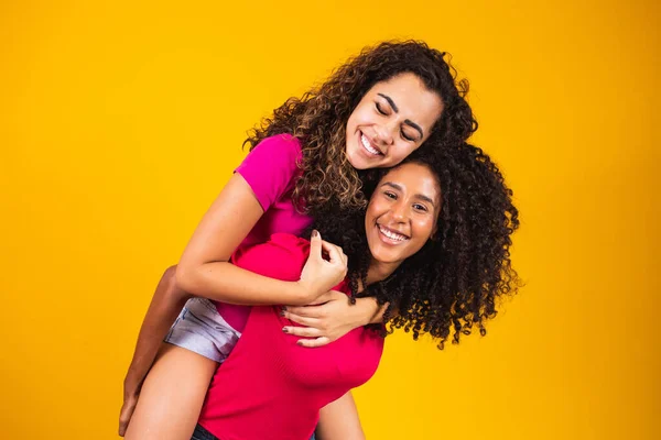 Dva Krásné Afro Přátelé Objal Koncept Nejlepších Přátel Sester — Stock fotografie