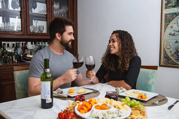 情侣们在浪漫的晚餐上品酒和奶酪 冬季与酒和奶酪小吃搭配 — 图库照片