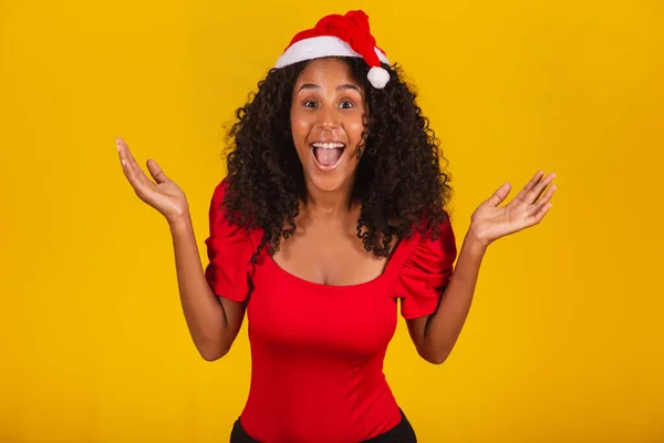 Expressieve Opgewonden Vrouw Met Santa Hat Gele Achtergrond — Stockfoto
