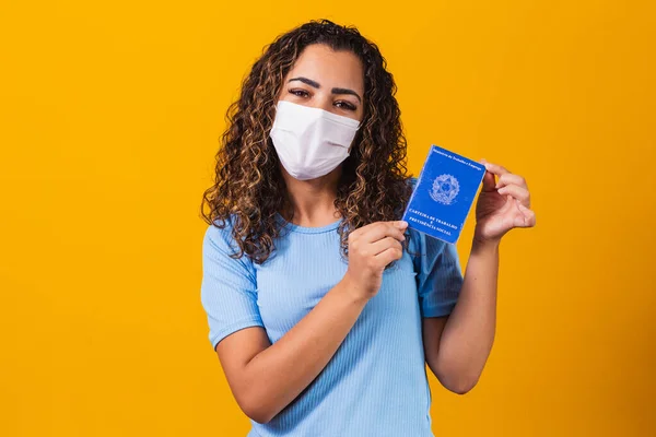 Mulher Afro Com Máscara Cirúrgica Segurando Cartão Trabalho Brasileiro Fundo — Fotografia de Stock