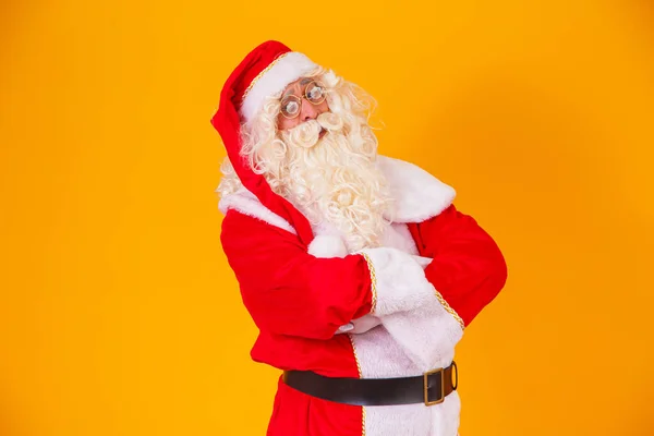 Weihnachtsmann Mit Verschränkten Armen Auf Gelbem Hintergrund — Stockfoto