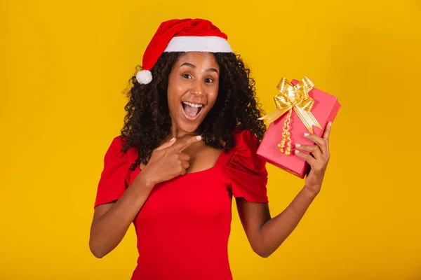 Menina Afro Bonito Com Seu Presente Natal Apontando Para Ele — Fotografia de Stock