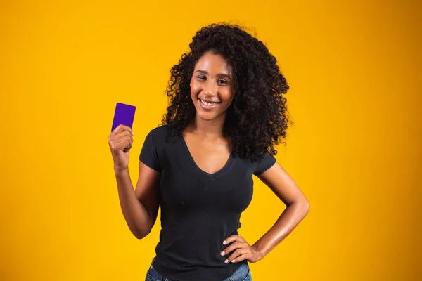 Mano Una Joven Sostiene Maqueta Tarjeta Púrpura Mujer Con Tarjeta — Foto de Stock