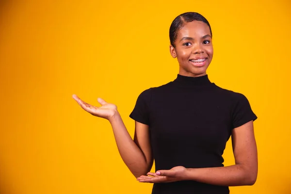Joven Hermosa Mujer Afro Feliz Señalando Lado Indicando Espacio Para —  Fotos de Stock