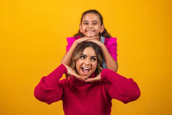 Irmãs Extrovertidas Fazendo Poses Expressões Fundo Amarelo Dia Irmão Conceito — Fotografia de Stock