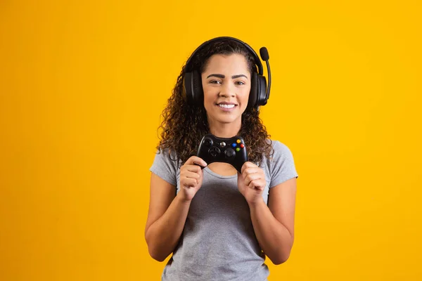 Aufgeregte Frau Spielt Videospiel Auf Gelbem Hintergrund — Stockfoto