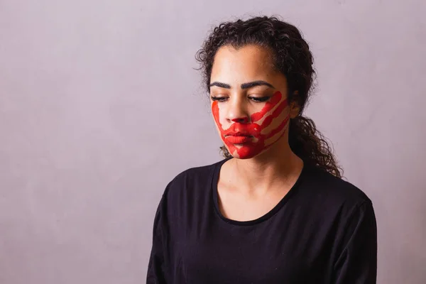 Αφρο Γυναίκα Αποτύπωμα Χεριού Στο Στόμα Της Υπέρ Της Επίγνωσης — Φωτογραφία Αρχείου