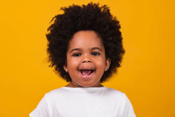 Küçük Mutlu Zenci Kızın Mesajlaşmak Için Gülümseyişi — Stok fotoğraf