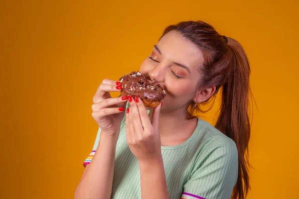 Joven Pelirroja Comiendo Deliciosas Rosquillas Chocolate Joven Disfrutando Sabroso Donuts — Foto de Stock