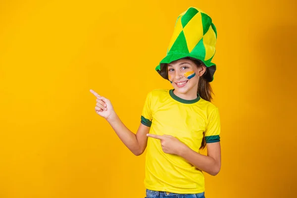 Belle Petite Fille Fan Brésilienne Pointant Vers Côté — Photo