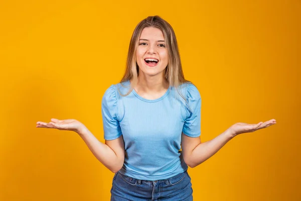Image Excited Screaming Young Woman Standing Isolated Yellow Background Camera — Stock Photo, Image