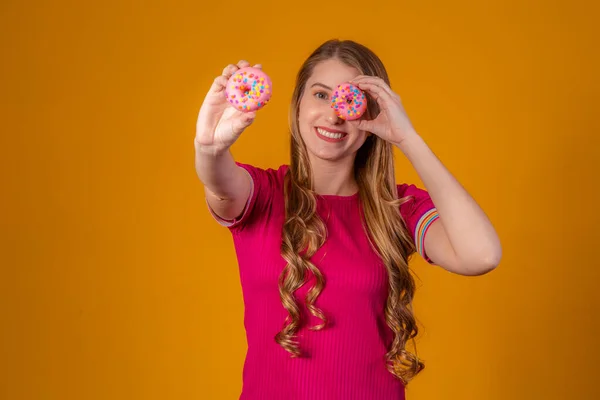 Sarı Arka Planda Donutları Olan Genç Bir Sarışın — Stok fotoğraf