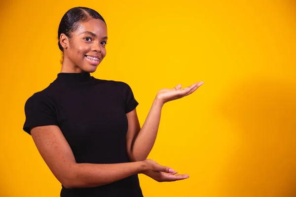 Joven Hermosa Mujer Afro Feliz Señalando Lado Indicando Espacio Para —  Fotos de Stock