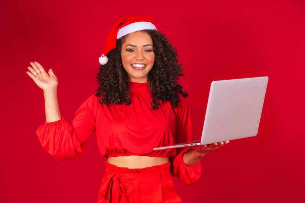 Afro Mulher Com Santa Claus Cap Usando Laptop Fundo Vermelho — Fotografia de Stock