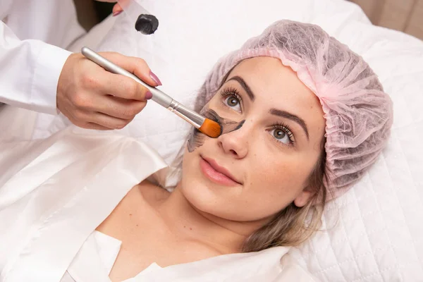 Woman Lying Cosmetologist Office Procedure Moisturizing Her Face Cosmetologist Applies — Stock Photo, Image