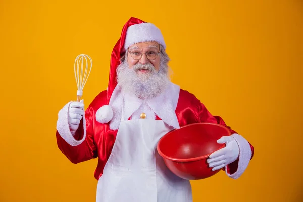 Santa Claus Con Bowl Batiendo Pastel Sobre Fondo Amarillo — Foto de Stock