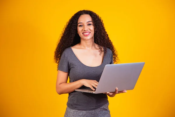 Uzaktan Kumanda Sarı Arka Planda Dizüstü Bilgisayar Tutan Heyecanlı Afro — Stok fotoğraf