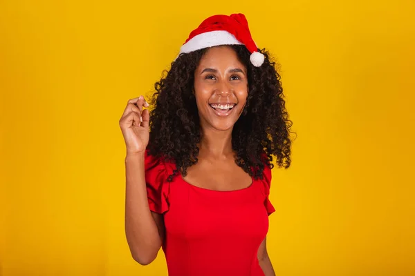 身穿圣诞装束 头戴圣爪帽 手指头交叉的年轻女子祝福好运 — 图库照片