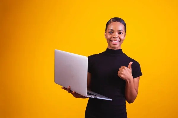 Afro Affärskvinna Arbetar Online Med Bärbar Dator — Stockfoto