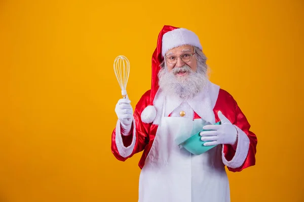 Santa Claus Miskou Bití Dort Žlutém Pozadí — Stock fotografie