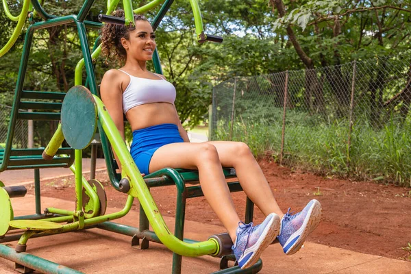 Νεαρή Γυναίκα Γυμνάζεται Στο Πάρκο Νεαρή Γυναίκα Που Ασκεί Άσκηση — Φωτογραφία Αρχείου