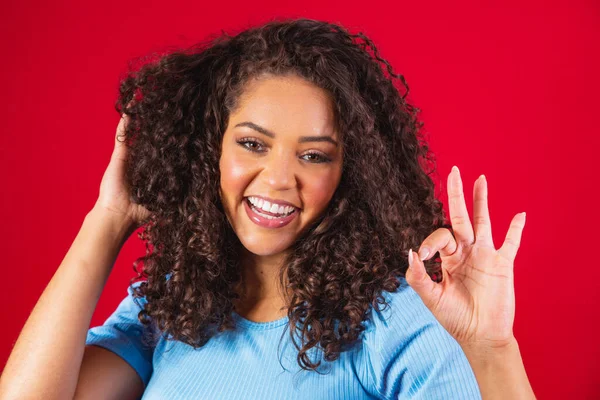 Sonriente Joven Afro Chica Haciendo Signo —  Fotos de Stock