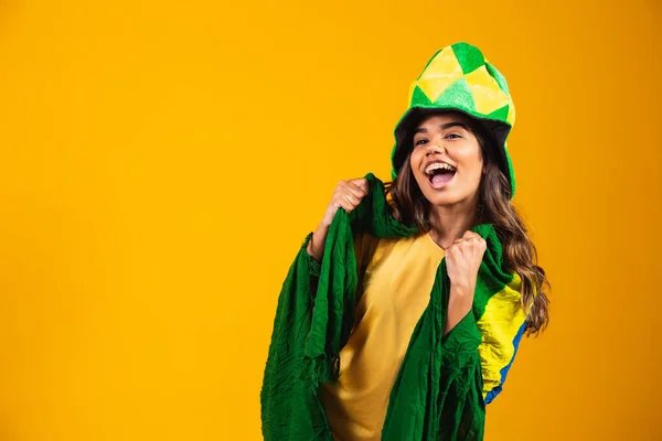 Brasiliansk Supporter Brasiliansk Kvinna Fan Firar Fotboll Eller Fotbollsmatch Gul — Stockfoto
