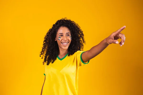 Mulher Vestida Com Roupas Brasileiras Apontando Para Orizon — Fotografia de Stock