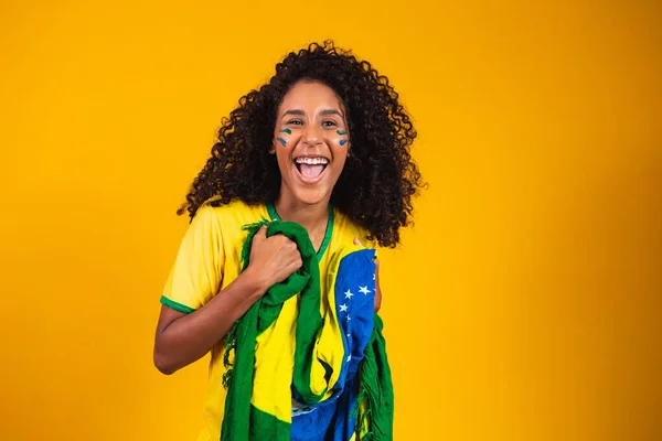 Афро Дівчина Вітає Улюблену Бразильську Команду Тримаючи Національний Прапор Жовтому — стокове фото
