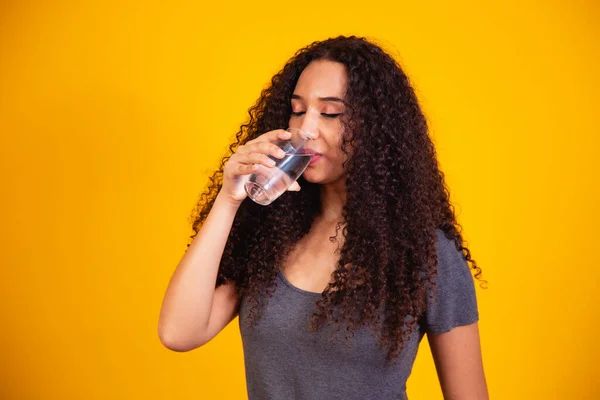 Hermosa Mujer Afro Agua Potable Sobre Fondo Amarillo Con Espacio — Foto de Stock