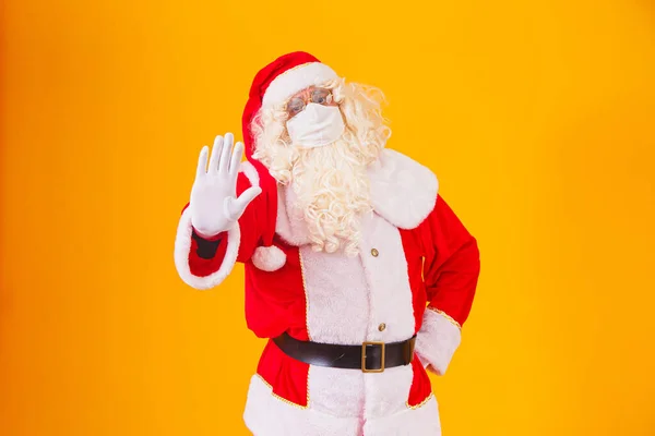 Πραγματικός Άγιος Βασίλης Κίτρινο Φόντο Φορώντας Προστατευτική Μάσκα Κατά Της — Φωτογραφία Αρχείου
