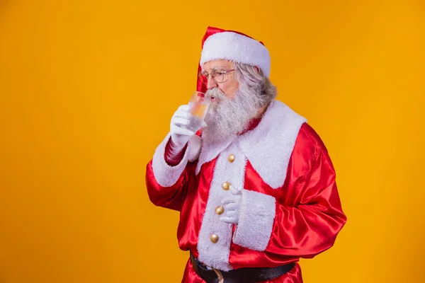 Święty Mikołaj Pijący Szklankę Wody Żółtym Tle Miejscem Tekst Koncepcja — Zdjęcie stockowe